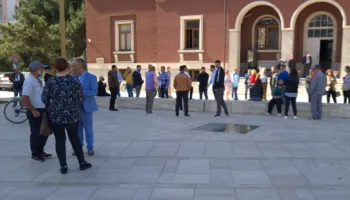 Banorët e Durrsakët në protestë: Na prishën shtëpitë pa paralajmërim