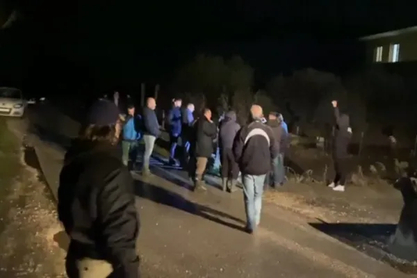 Banorët e fshatit Çiflik në protestë: Bashkia po na mbyt, ka mbyllur kanalet