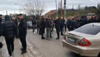 Banorët e Fushë-Krujës në protestë, kamionët u kanë dëmtuar rrugët