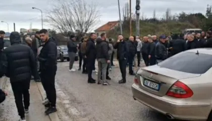 Banorët e Fushë-Krujës në protestë, kamionët u kanë dëmtuar rrugët