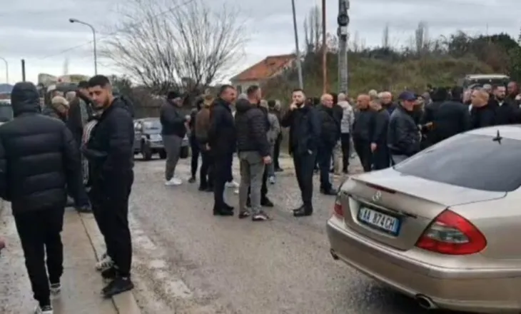 Banorët e Fushë-Krujës në protestë, kamionët u kanë dëmtuar rrugët