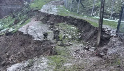 Banorët e Malinës në Pogradec ngrenë alarmin: Rruga e shembur ka izoluar dy lagje, rrezikohen banesat