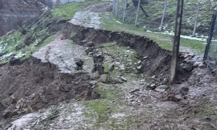 Banorët e Malinës në Pogradec ngrenë alarmin: Rruga e shembur ka izoluar dy lagje, rrezikohen banesat
