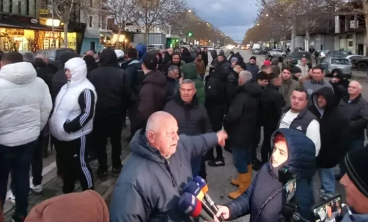 Banorët në protestë para Bashkisë: Ende nuk jemi dëmshpërblyer nga përmbytjet e kaluara