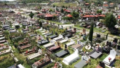 Banorët paralajmëruan se do të braktisnin shtëpitë, Bashkia e Elbasanit tërhiqet nga zgjerimi i varrezave