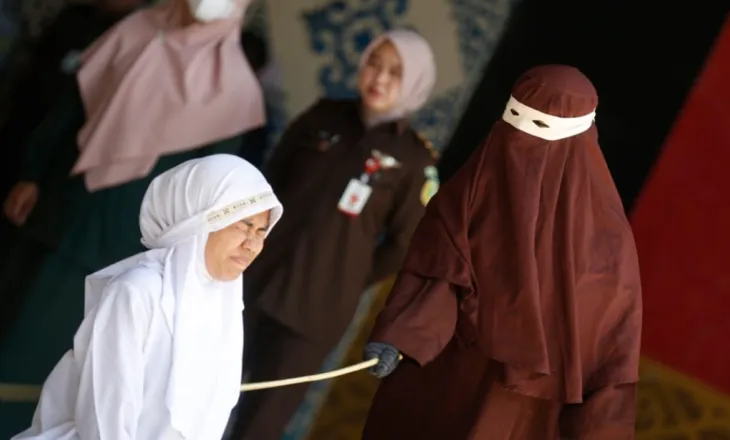 Barbari në Indonezi/ Çifti i paligjshëm ndëshkohet me 140 kamzhikë, gruaja humb ndjenjat