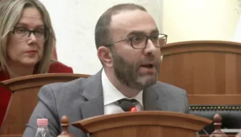 Bardhi kërkon llogari në Kuvend për dhunën dhe arrestimet në protestë: Jepni shpjegim për përdorimin e lëndëve të skaduara