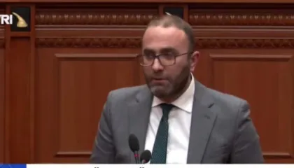 Bardhi kundër ndryshimeve në Kodin Penal: Po kriminalizohet parkimi i dyfishtë, ndërsa korrupsioni mbetet i pandëshkuar