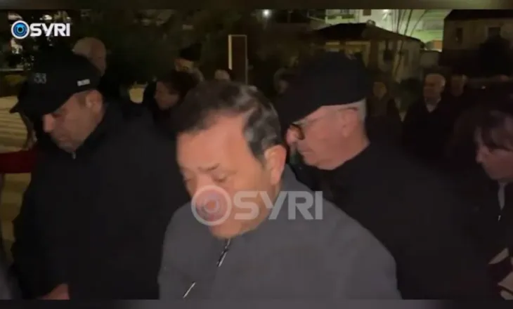 Bashkia njofton mbylljen e tregut në Vlorë/ Rreth 200 tregtarë në protestë: Votat na i morët, tani nuk na doni…