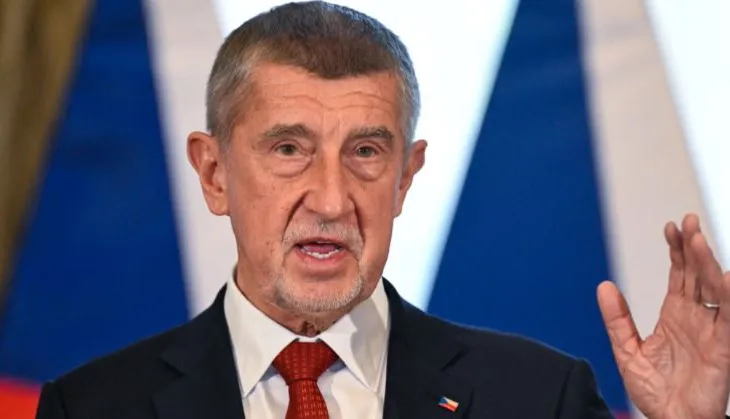 Bëhet viral kryeministri çek, bleu një glob për të parë se ku ndodhet Groenlanda