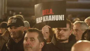 “Bela hap krahun”/ Protestuesit e PD me pankarta ironizuese për Ramën e Ballukun