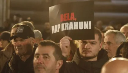 “Bela hap krahun”/ Protestuesit e PD me pankarta ironizuese për Ramën e Ballukun