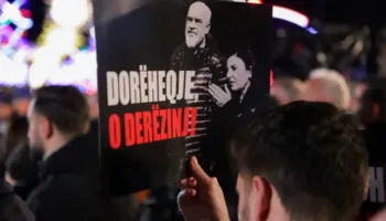 “Bela hap krahun”, qytetarët sfidojnë qeverinë në bulevard me pankarta: Dorëheqje o derëzinj