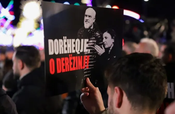 “Bela hap krahun”, qytetarët sfidojnë qeverinë në bulevard me pankarta: Dorëheqje o derëzinj