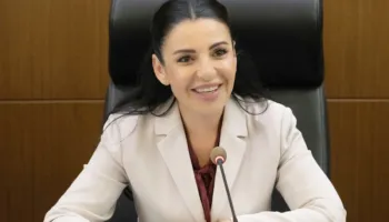 Belinda Balluku me fletë arresti vazhdon emërimet e pjesëtarëve të bandës, përzë Gazhelin nga “Doganat” dhe emëron…