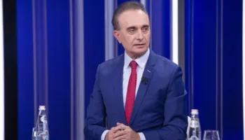 Bën thirrje për protestë dhe mban të njëjtin qëndrim me maxhorancën, Luan Baçi: Jam dakord për uljen e numrit të deputetëve