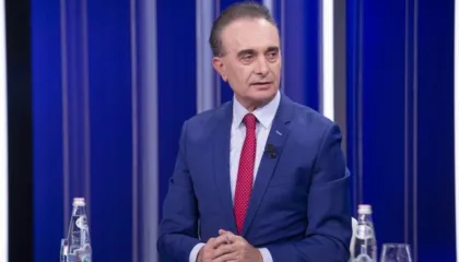 Bën thirrje për protestë dhe mban të njëjtin qëndrim me maxhorancën, Luan Baçi: Jam dakord për uljen e numrit të deputetëve