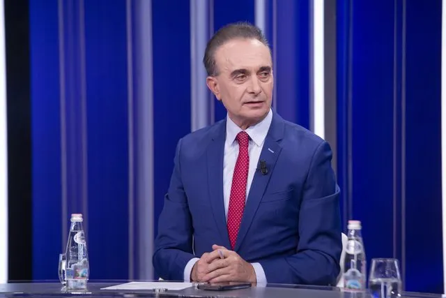 Bën thirrje për protestë dhe mban të njëjtin qëndrim me maxhorancën, Luan Baçi: Jam dakord për uljen e numrit të deputetëve