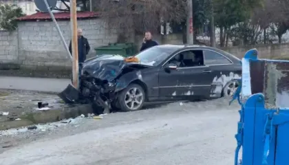 “Benz”-i përplaset me mjetin bujqësor në Lushnje, lëndohen dy persona! Shkak, mosrespektimi i rregullave