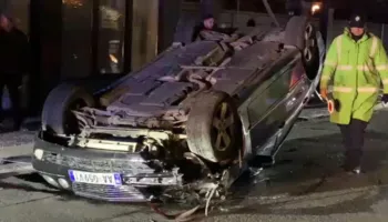 Benzi përplaset me shtyllën e ndriçimit dhe përmbyset në rrugë, plagoset drejtuesi