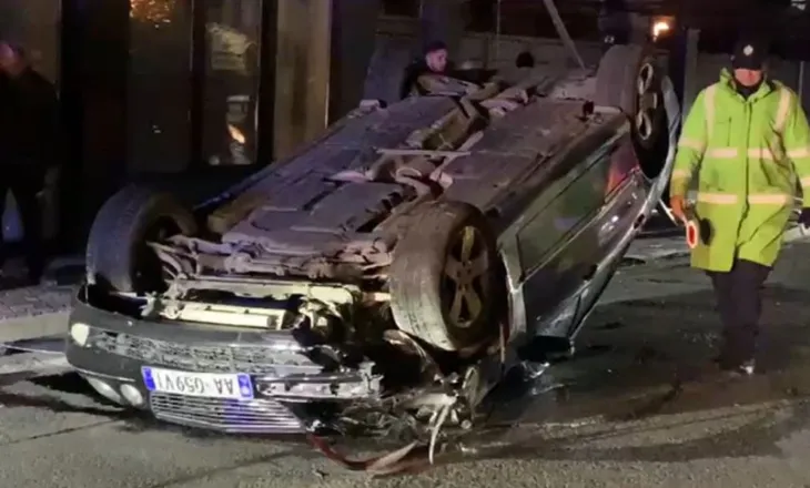 Benzi përplaset me shtyllën e ndriçimit dhe përmbyset në rrugë, plagoset drejtuesi