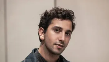 Bëri histori në Venecia/ Flet Mario Banushi, regjisori shqiptar që fitoi “Luanin e Argjendtë”