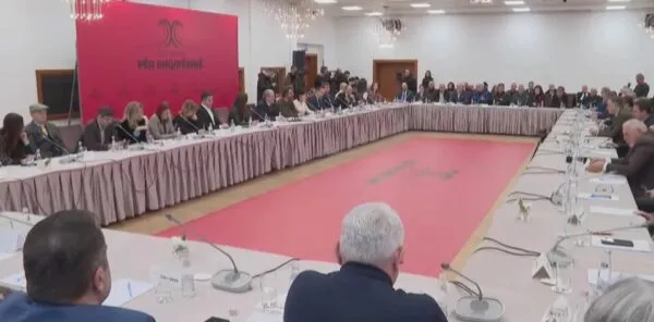 Berisha ftoi forcat politike në një tryezë, ja emrat që marrin pjesë dhe ato që refuzuan mbledhjen e opozitës