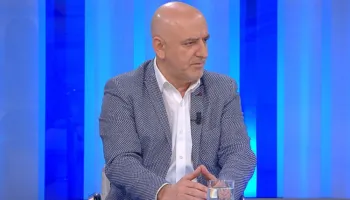 Berisha gënjeshtra demokratëve/ Roland Bejko: Ka frikë se i lënë sheshin bosh