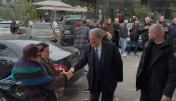 Berisha mbërrin në SPAK për masën “detyrim paraqitje”, pritet nga simpatizantët e tij