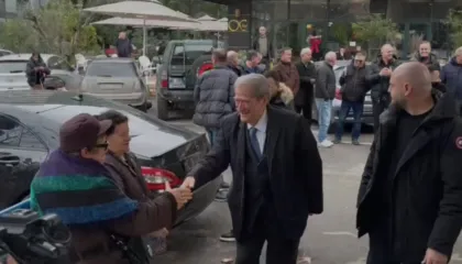 Berisha mbërrin në SPAK për masën “detyrim paraqitje”, pritet nga simpatizantët e tij