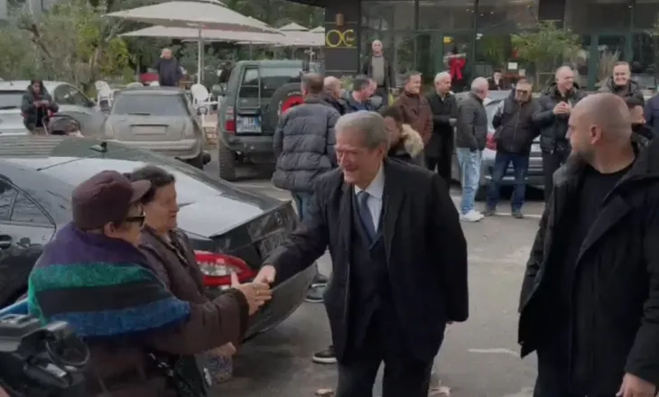 Berisha mbërrin në SPAK për masën “detyrim paraqitje”, pritet nga simpatizantët e tij