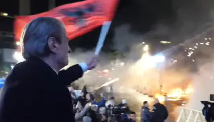 Berisha ndjek nga podiumi sulmin me molotov ndaj kryeministrisë, protestuesit nisen drejt Kuvendit