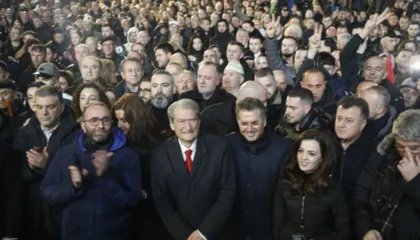Berisha nga selia blu: Nuk do të ndalemi deri në rrëzimin e Ramës, tani as vrimën e miut nuk do ta gjesh më