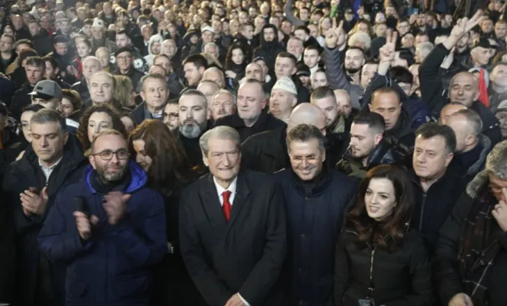 Berisha nga selia blu: Nuk do të ndalemi deri në rrëzimin e Ramës, tani as vrimën e miut nuk do ta gjesh më