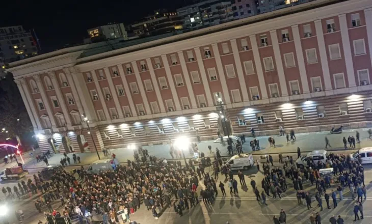 “Berisha nuk meriton vëmendje”/ Analisti: Protesta me 200 veta të zemëruar s’është ngjarje