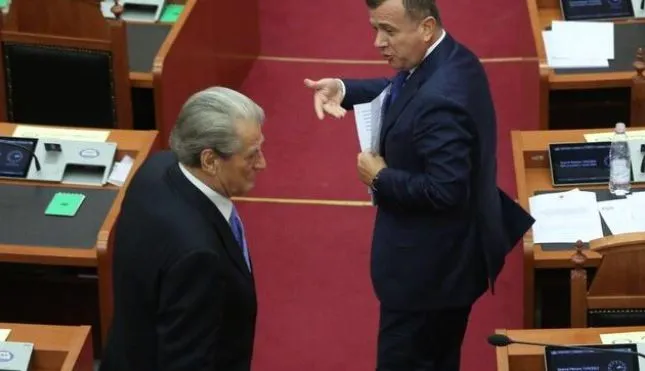 Berisha publikon mesazhe tronditëse në Kuvend: “Krimi kërkonte lista deputetësh, Taulant Balla i garantonte votat”