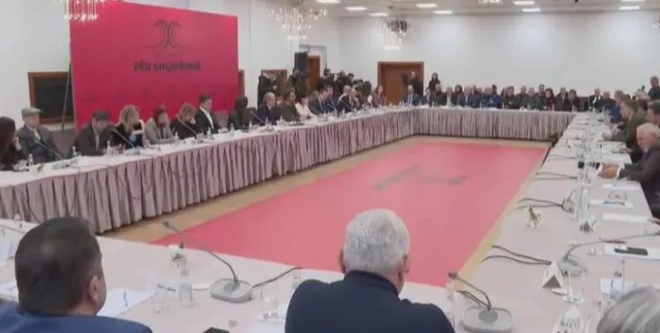 Berisha thirri tryezën opozitare, ja cilat forca politike i refuzuan ftesën