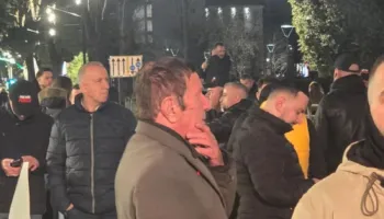 Berisha “tradhtohet” nga një tjetër aleat, Jenisheri i bashkohet protestës së Lapajt