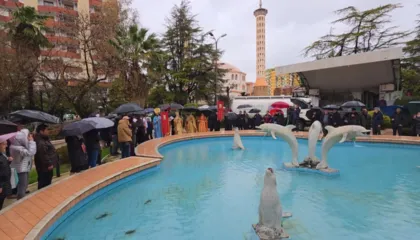 Besimtarët ortodoksë festojnë ditën e ‘Ujit të Bekuar’ në Fier, kryqi kapet sërish nga 18-vjeçari