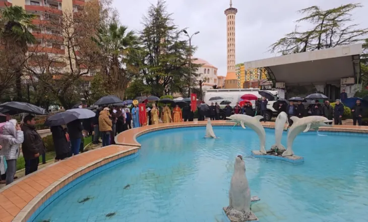 Besimtarët ortodoksë festojnë ditën e ‘Ujit të Bekuar’ në Fier, kryqi kapet sërish nga 18-vjeçari