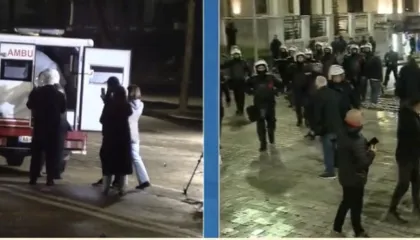 Bidonë me ujë dhe çadra drejt policisë, protestuesit sulmojnë efektivët. Tentojnë të futen brenda Kuvendit