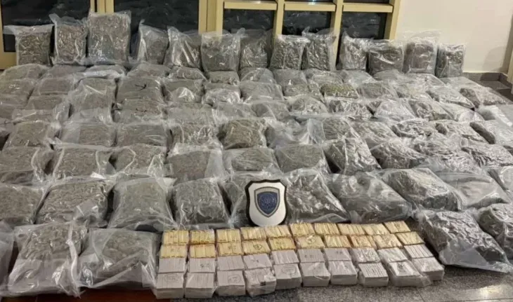 Bie në prangat e policisë shoferi/ Operacioni policor, droga e fshehur në kamion kapte vlerën 900 000 euro