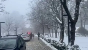 Bie niveli i prurjeve në Vjosë, dëbora krijon probleme me qarkullimin në Llogora