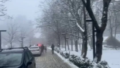 Bie niveli i prurjeve në Vjosë, dëbora krijon probleme me qarkullimin në Llogora