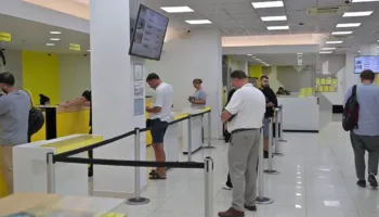 Bien interesat e kredive konsumatorë/ Shqiptarët marrin më shumë hua për shlyerje të borxheve, blerje pajisjesh dhe pushime