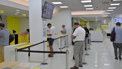 Bien interesat e kredive konsumatorë/ Shqiptarët marrin më shumë hua për shlyerje të borxheve, blerje pajisjesh dhe pushime