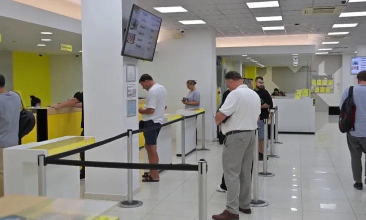 Bien interesat e kredive konsumatorë/ Shqiptarët marrin më shumë hua për shlyerje të borxheve, blerje pajisjesh dhe pushime