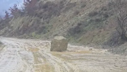 Bien shkëmbinj dhe dhera në aksin Burrel-Rrëshen, vështirësohet qarkullimi