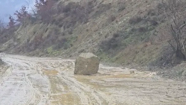 Bien shkëmbinj dhe dhera në aksin Burrel-Rrëshen, vështirësohet qarkullimi