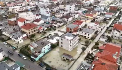 Bilanci i përmbytjes në Durrës/ 800 banesa të nën ujë, 180 banorë të evakuuar gjatë natës